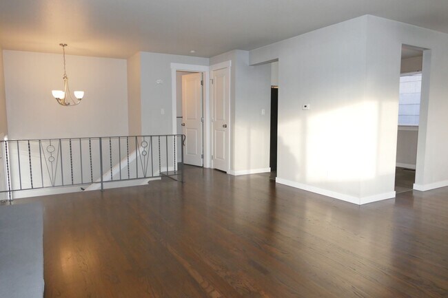 Building Photo - 610