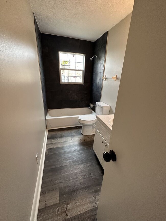 Building Photo - Newly Remodeled 2 Bedroom, 1 Bathroom Triplex