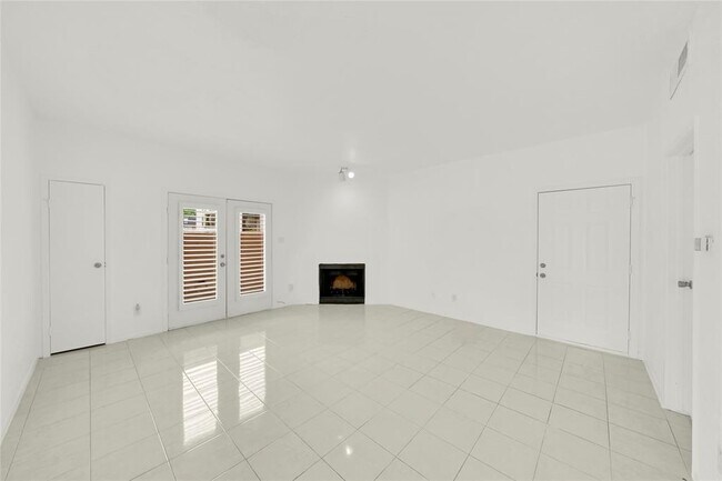 Building Photo - 10855 Meadowglen Ln