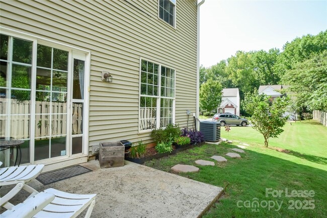 Building Photo - 2121 Kaybird Ln