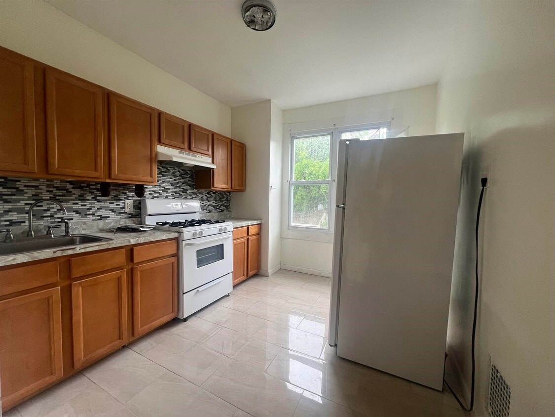 Primary Photo - 226 Bartholdi Ave
