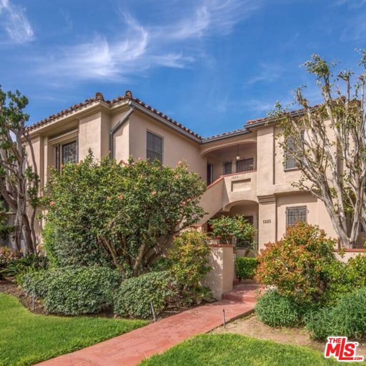 1223 S Crescent Heights Blvd, Los Angeles, CA 90035 Room for Rent in