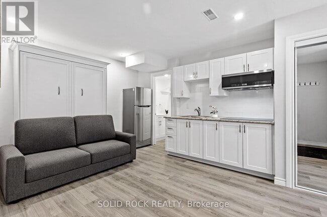 Building Photo - 228 Lebreton St N