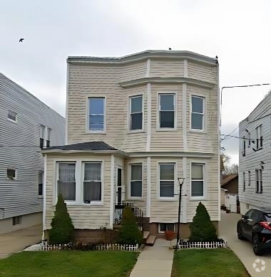Building Photo - 726 5th St