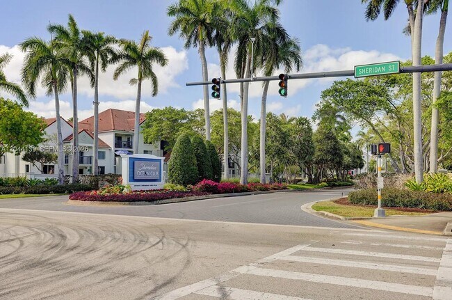 Foto del edificio - 2711 Ocean Club Blvd