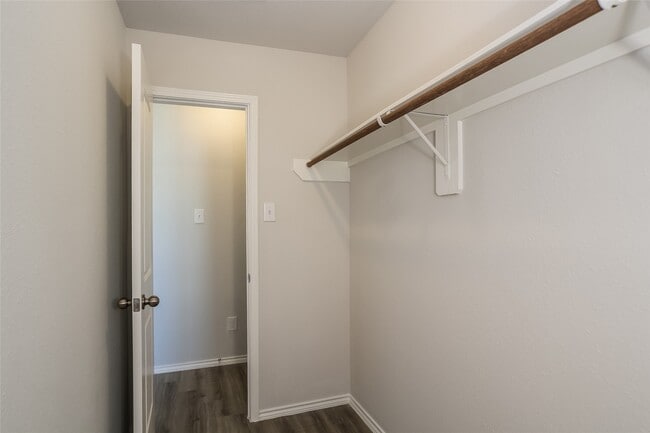 Building Photo - 8626 Middleton Oaks Cir