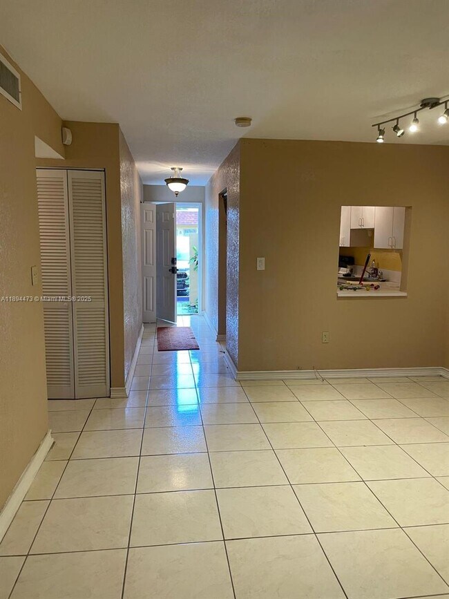 Foto del edificio - 518 NW 179th St
