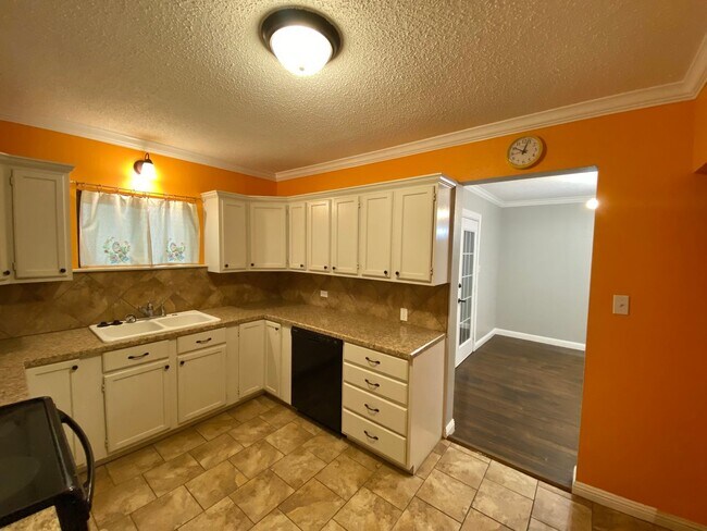Building Photo - Three Bedroom Pre-Lease in Tech Terrace! F...