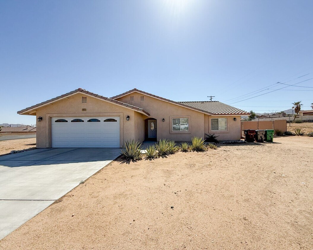 Primary Photo - 3 Bedroom Home in Yucca Valley