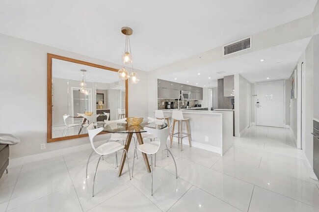 Foto del edificio - 1717 N Bayshore Dr