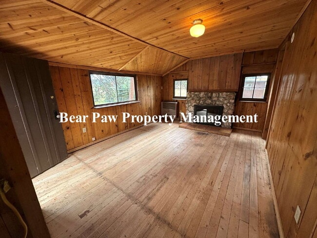 Building Photo - Cozy Cabin in the Woods!
