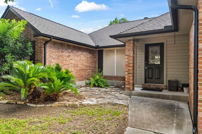 Foto del edificio - Charming Home Awaits: Spacious & Modern Li...