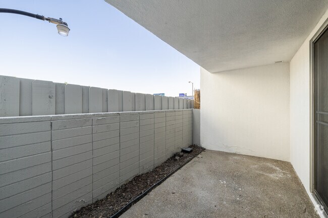 Estudio - 600SF - Patio - Bay Apartments