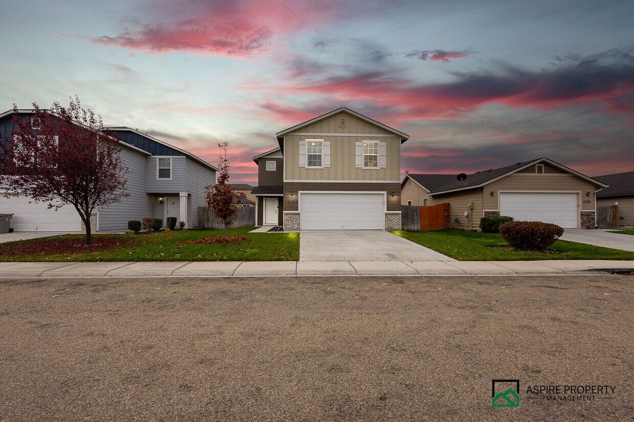 Foto principal - 3 Bed 2.5 Bath Home