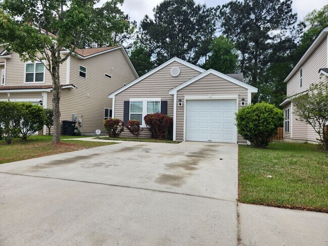 Building Photo - Charming 3 Bedroom 2 Bathroom home in Berwick!