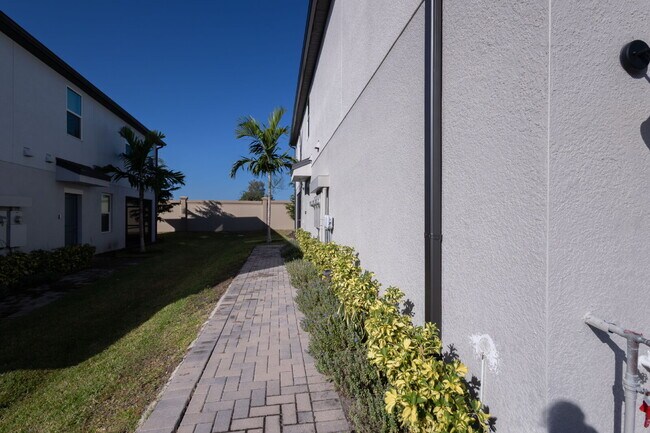Foto del edificio - Gorgeous 3-Bed/2.5-Bath Townhome in Treves...