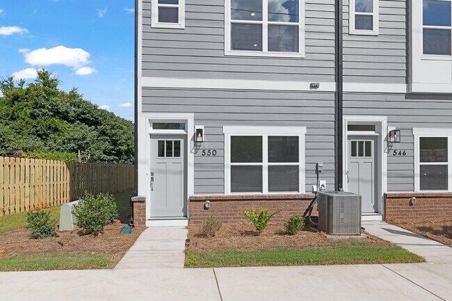 Foto del edificio - Brand New Townhomes For Lease in WestEnd