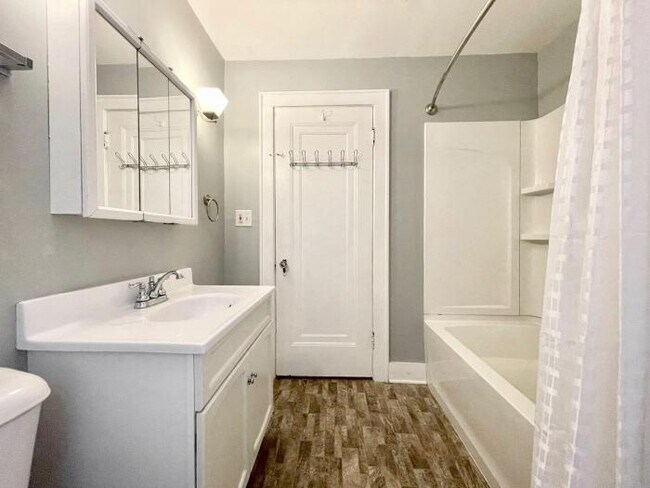 Building Photo - 3 bedroom in Kalamazoo MI 49001