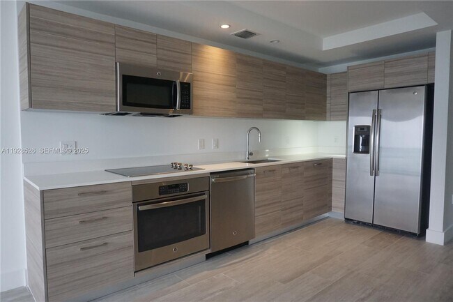 Foto del edificio - 121 NE 34th St