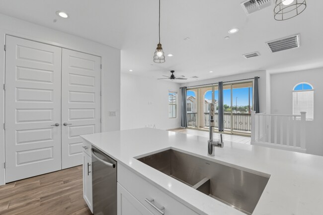 Foto del edificio - Like Brand New Luxurious Modern 3 Bedroom 2 Bath Townhome in Warner Meadow – Rare Rental Opportun...