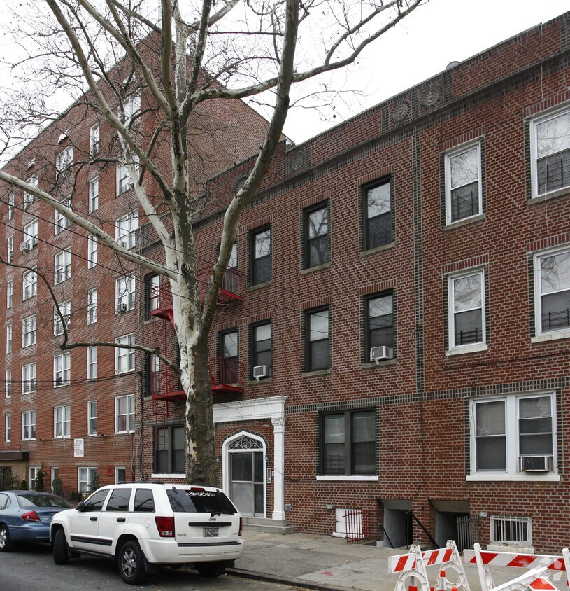 Foto principal - 442 E 34th St