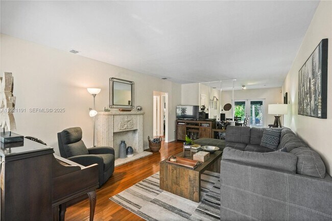 Foto del edificio - 924 El Rado St