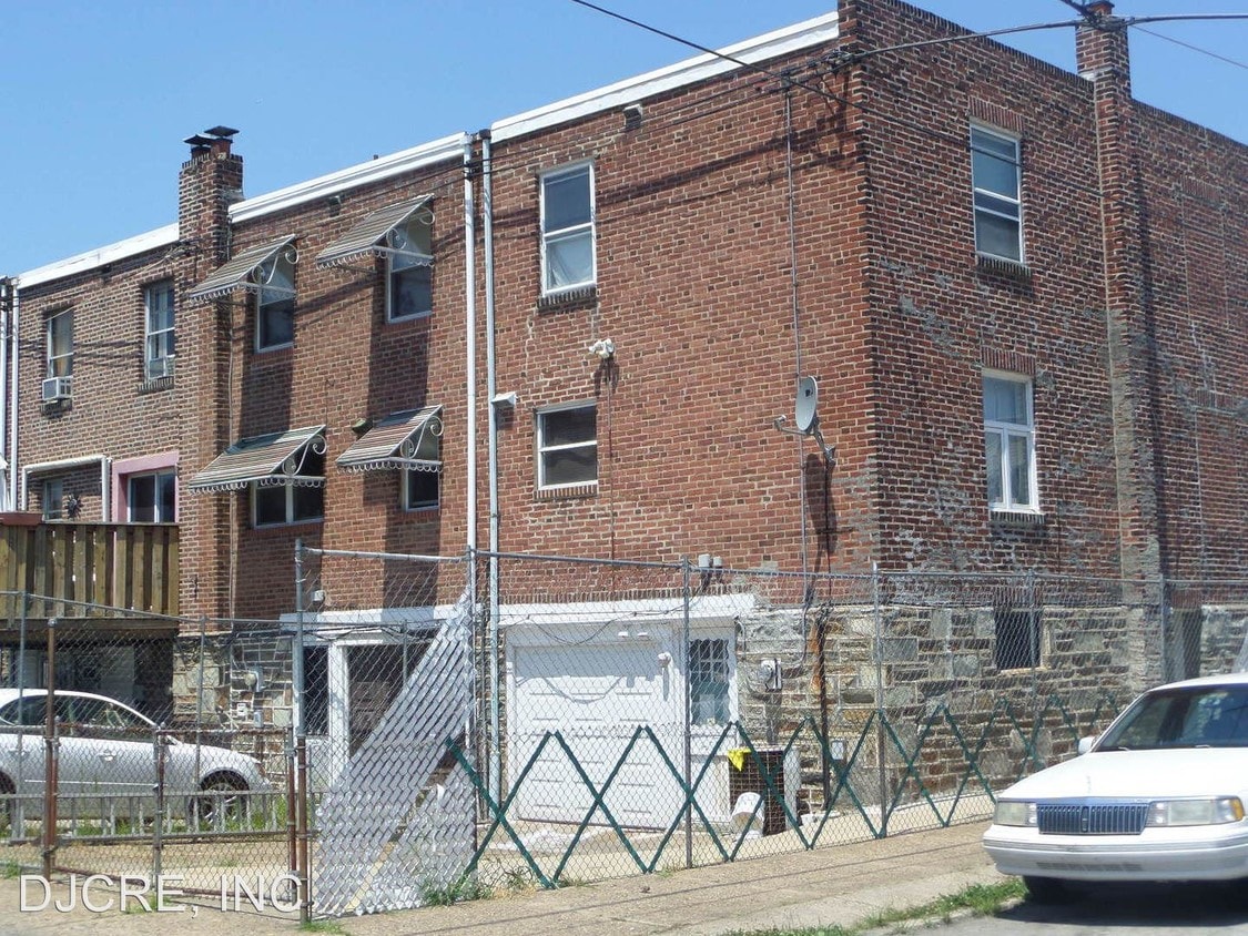 Building Photo - 2700 Dudley St