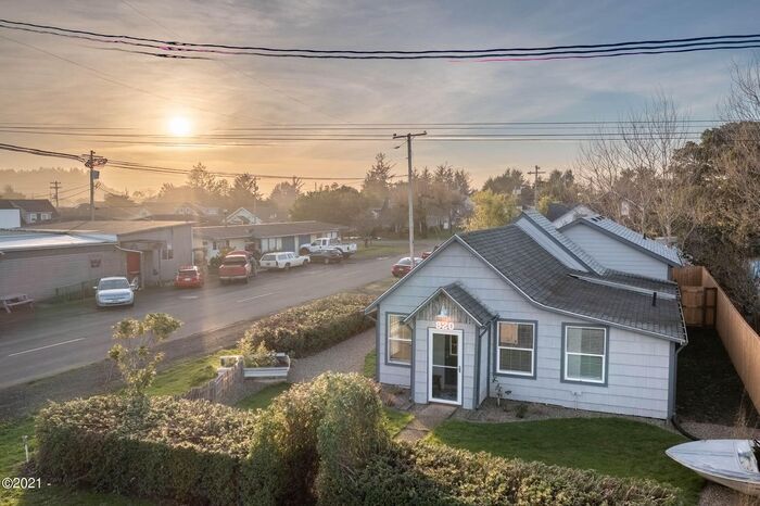 Foto principal - 2 Bedroom House in Waldport!