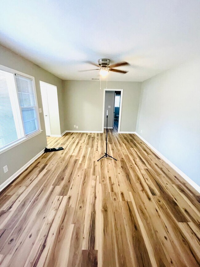 Building Photo - ** 3 bed 1 bath located in Edgewood ** Cal...