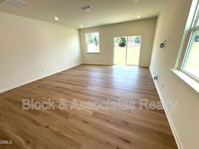 Foto del edificio - 2040 Oakdale Dr