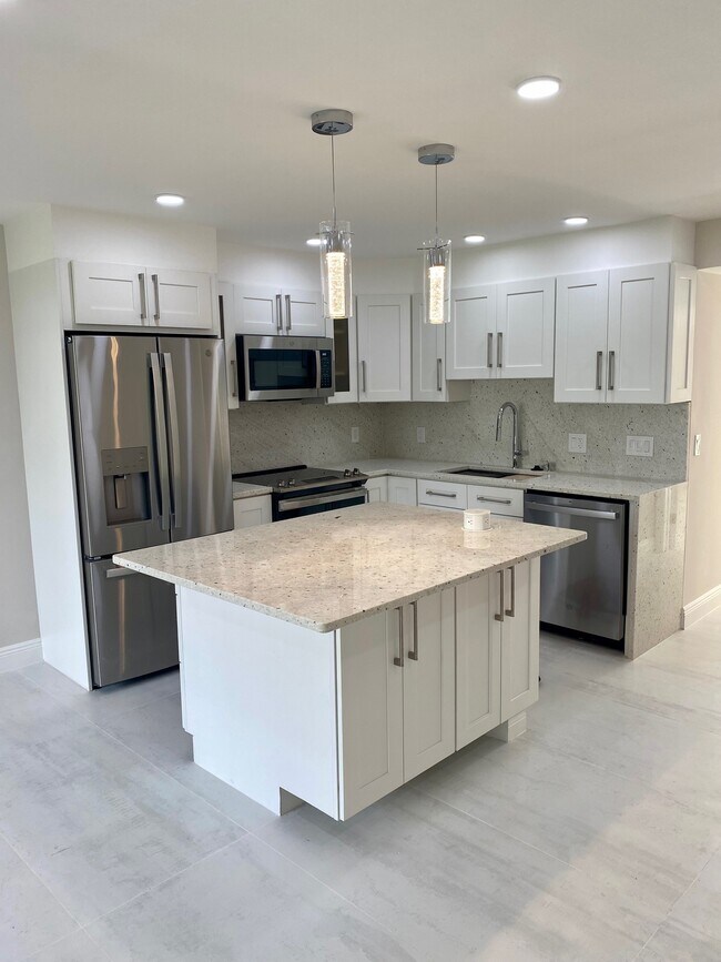 Building Photo - 102 East Dr