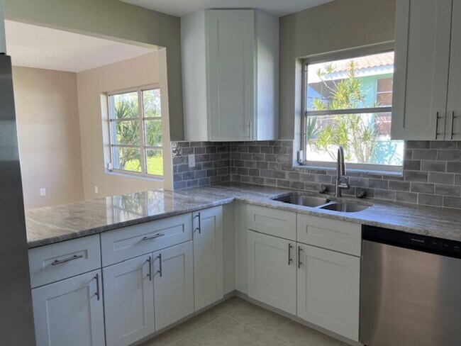 Building Photo - *Annual* 3 bedroom, 2 bath, Spacious Pool ...