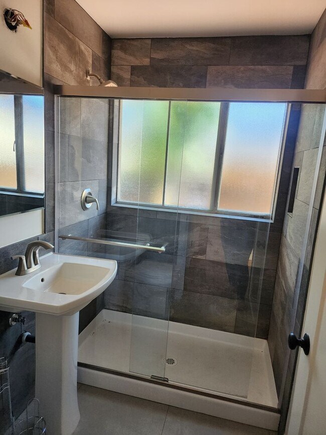 Foto del edificio - 4 bedroom, 2 bath, 2 car garage