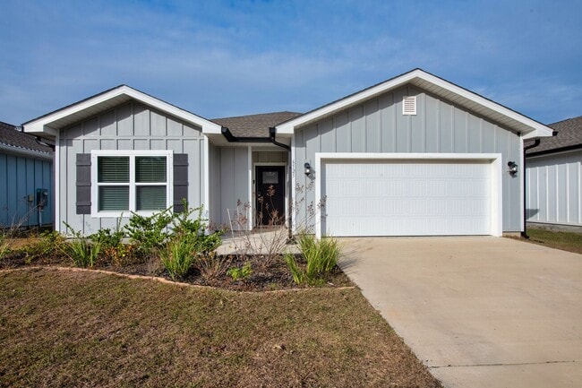 Building Photo - Stylish 3-Bedroom Pensacola Home with Hardwood Floors & Stainless Appliances