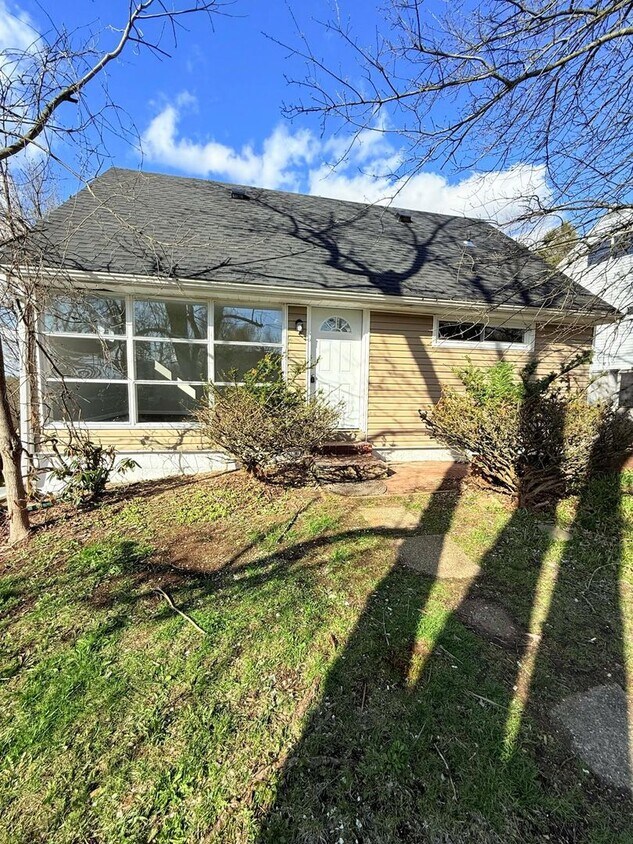 Foto principal - Great 4BR, 1 1/2BA Single Family Home in P...