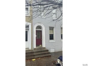 Building Photo - 633 N 6th St