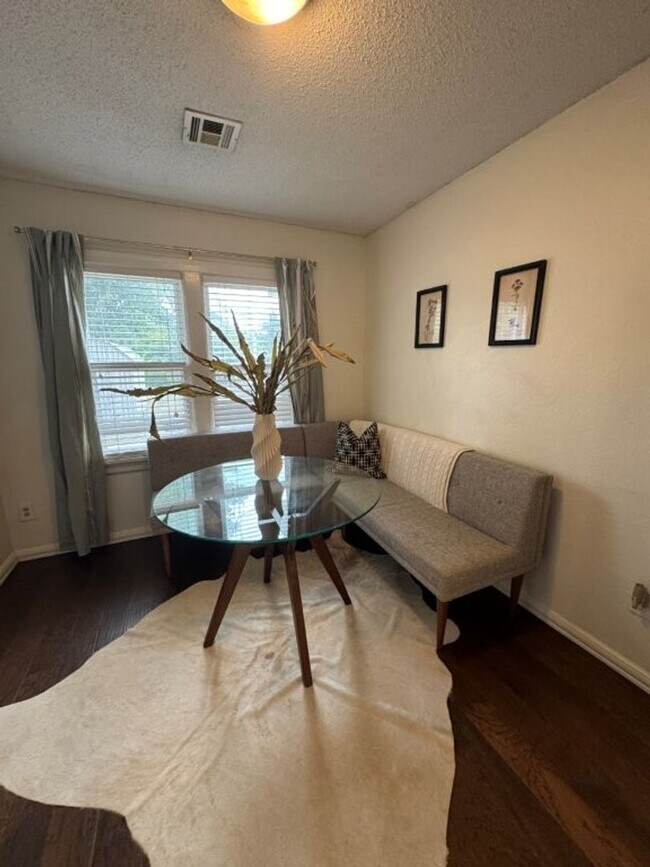 Foto del edificio - Cutest 3 bed with historic charm, so close...
