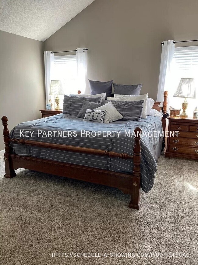 Building Photo - 9232 Boehm - Spacious Townhome!