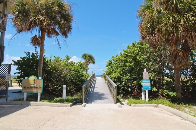 Building Photo - Beachside Bliss: Stunning 2 Bed, 2 Bath Co...