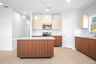 Building Photo - 27 N Onyx Ave