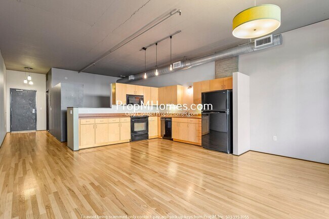 Building Photo - One Bedroom Loft w/ City Views in the Pear...
