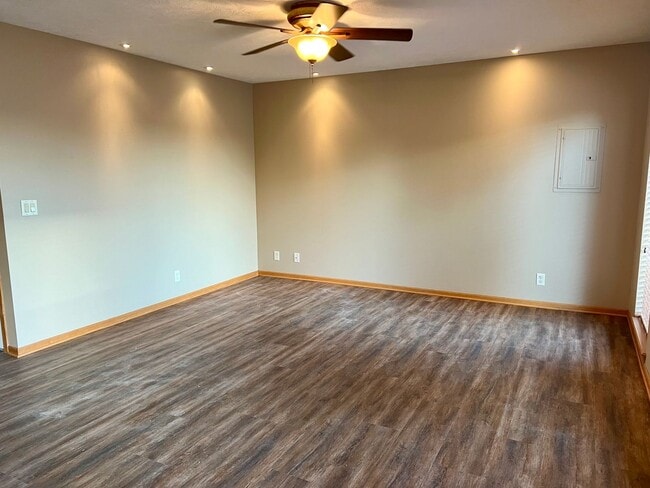 Foto del edificio - **AVAILABLE SOON**Beautiful 3 bed townhome off 84th & Holdrege