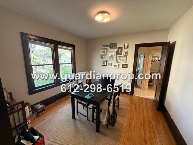 Foto del edificio - Bright Main Floor Unit Available July 1, Super Clean Building, Original Woodwork, Storage
