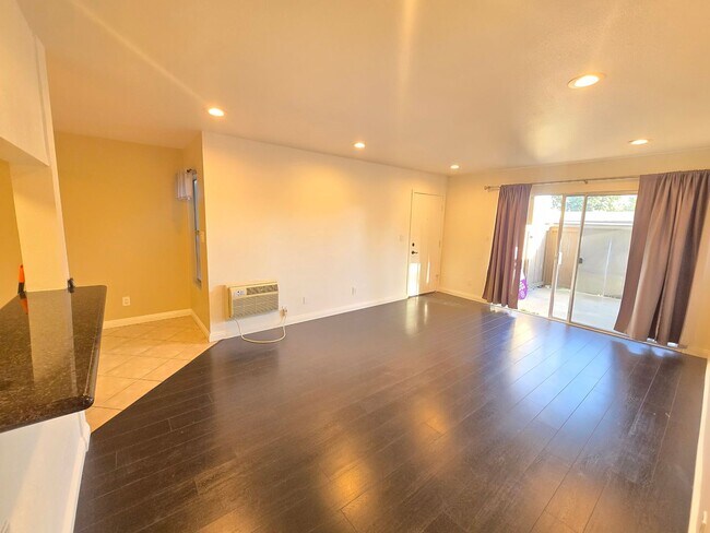 Foto del edificio - Monterey Villas: Lower 1 Bedroom 1 Bath Condo