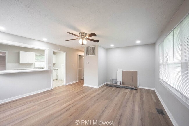 Building Photo - 4923 Barlow Dr