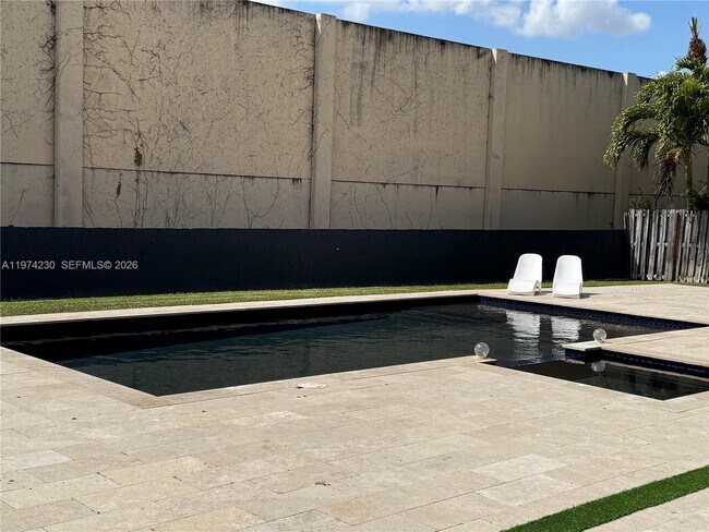 Foto del edificio - 6951 W Wedgewood Ave