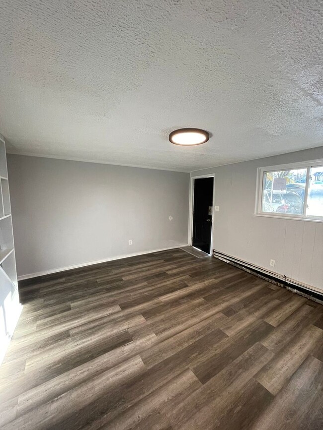 Building Photo - Modern 3 bed, move in ready! Section 8 Acc...