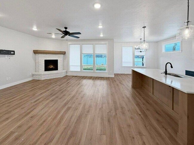 Foto del edificio - Stunning 4-Bedroom Home in Boise's Premier Dry Creek Ranch Community