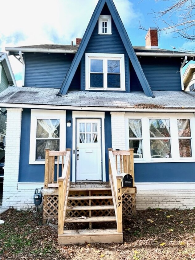 Primary Photo - Adorable Luna Park Home