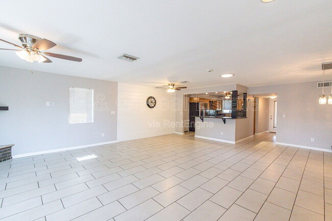 Building Photo - 730 E Solana Dr